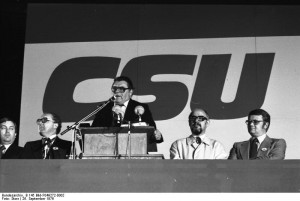 56 Jahre CSU-Alleinherrschaft - Strauß beim Bundestagswahlkampf 1976 (Foto: Bundestagswahlkampf 1976: Kundgebung in München mit Franz Josef Strauß (am Mikrofon), links der damalige bayerische Ministerpräsident Alfons Goppel, Bundesarchiv, B 145 Bild-F049272-0002 / Storz / CC-BY-SA 3.0 [CC BY-SA 3.0, Bundesarchiv_B_145_Bild-F049272-0002,_München,_CSU-Bundestagswahlkampf,_Strauß.jpg)