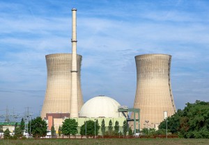 Foto: „Kernkraftwerk Grafenrheinfeld - 2013“ von Avda - Eigenes Werk. Lizenziert unter CC BY-SA 3.0 über Wikimedia Commons - https://commons.wikimedia.org/wiki/File:Kernkraftwerk_Grafenrheinfeld_-_2013.jpg#/media/File:Kernkraftwerk_Grafenrheinfeld_-_2013.jpg