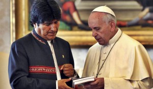 Franziskus, hier mit Boliviens linkem Präsidenten Evo Morales, war schon als Bischof in Argentinien Kapitalismus-Kritiker:einige der wichtigsten sozialen Verwerfungen, unter denen wir in Wirtschaft und Politik leiden, ein direktes Ergebnis des barbarischen Liberalismus sind (Foto: ABI)