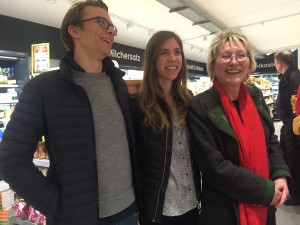 Ein Hockeyspieler, die Gastgeberin und eine Parlamentarierin (Foto: Privat)